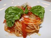 Spaghetti pomodoro basilico festeggiare giornata internazionale della cucina italiana 2014.