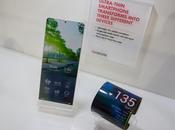 Kyocera mostra telefono flessibile trasforma braccialetto