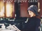 gente felice legge beve caffè