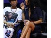 Rihanna, patatine fritte risatine alla partita basket (foto)