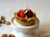 Crostatine frolla pistacchio crema pasticcera all'olio lamponi