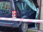 Augusta: l’auto spacca vetrina della profumeria Italia, arrestato