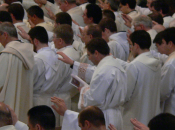 “Papa riveda legge celibato”, “donne preti” scrivono Bergoglio