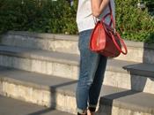 Jeans vita alta, camicia pois borsa rossa