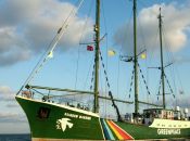 Caso Concordia, arriva Giglio nave Greenpeace: “Basta disastri”