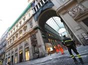 Napoli, crolla cornicione Toledo: quattordicenne ferito