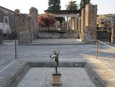 Pompei, ecco immagini dell’inciviltà turisti