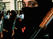 armi spalla fede dito, donne irachene preparano alla guerra