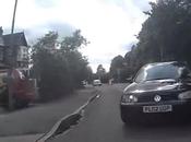 Video, Ecco l'incredibile impatto frontale bici auto