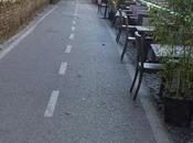 Proprio l'estate dovrebbe essere momento utilizzare ciclabili lungo Tevere. invece ecco come vengono ridotte causa delle bancarele