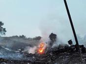 Ucraina: cadaveri dell’aereo abbattuto caricati portati Donetsk. Accuse continuano, indagini ancora partono