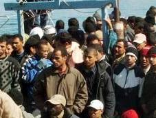 Sbarchi, continuano operazioni soccorsi. Migranti trasferiti tutta Italia