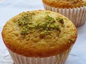 Muffins allo yogurt, pesche granella pistacchi