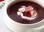 Zuppa fredda ciliegie petali rosa.