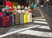 Sistina cancellano strisce pedonali lasciare spazio all'ambulante vende cappelli valigie. Foto incredibili alle quali dobbiamo fare giro mondo
