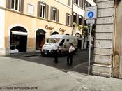 Tutto centro storico ridotto mercatino abusivo. Turisti assillati, forze dell'ordine stanno guardare. Tante "bellissime" foto