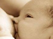 Depressione post-partum: l'allattamento seno dimezza rischio