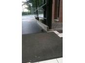 Luino, insolito “paziente” all’Ospedale. Fotografato topo all’ingresso Pronto Soccorso