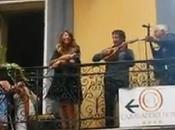 Video. Napoli musica sopra balcone..