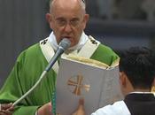 Papa Francesco apre Sinodo: “Non bisogna gravare alle famiglie pesi insopportabili”