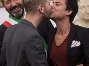 Roma, Marino trascrive primi matrimoni gay: parla amore”. Alfano sindaco “sta firmando autografi”