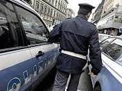 Napoli picchia moglie aggredisce agenti Polizia