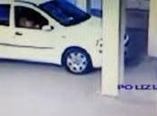 Donna lancia figlia braccia compagno un’altezza metri