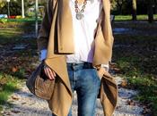 Outfit: cappotto beige, camicia bianca borsa secchiello