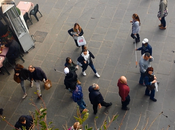 Metro Colosseo. Sciami abusivi vendono aste selfie disturbando tutti. Forze dell'ordine vigilantes chiacchierano beati