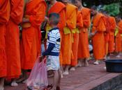Luang Prabang, processione all’alba
