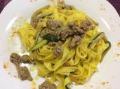 Tagliatelle salsiccia zucchine curcuma soia