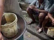 India, bambini ragazzini alla ricerca polvere d’oro strade Kolkata