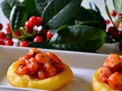 Antipasti pranzo Natale: cestini patate gamberetti rosso