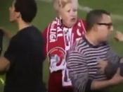 (VIDEO)La nonna hooligan invade campo entra azione!