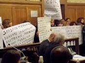 Dipendenti snobbati massari occupano consiglio comunale