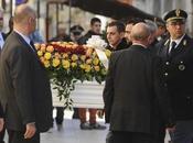 funerali Loris: palloncini, fiori bianchi silenzio Santa Croce