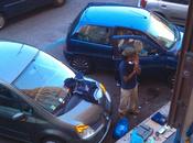 Principe Amedeo. Mercatino rubato dell'immondizia anche fronte all'Università. chiami Carabinieri venditori aggrediscono