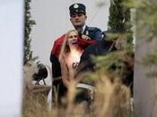 Protesta Femen Piazza Pietro, attivista nuda urla slogan contro Chiesa prende Bambinello