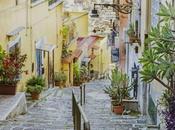 Napoli, scale delle meraviglie vergogna dell’abbandono
