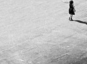 L’ombra tuoi capelli sull’asfalto bianco