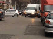 Annà pija regazzini scòla. senso romani sosta selvaggia recuperare figli. Commentate