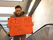 Video. Esperimento sociale Napoli: “Baciami, sento solo!”