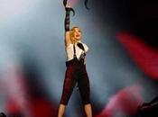 Madonna cade culo Brits 2015 ripiglia)