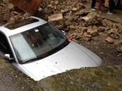 Foto. Maltempo Napoli, crolla muro Chiaia schiaccia auto