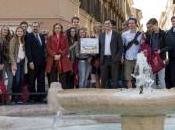 Roma-Feyenoord: Piazza Spagna studenti Rotterdam consegnano assegno simbolico danni alla “Barcaccia”