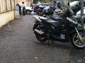 Forse caso piantarla posteggiare motorini marciapiede? iniziare multare seriamente questa infrazione?