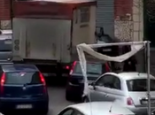 Video. Auto divieto sosta bloccano Camion