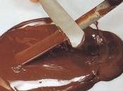Continuando temperare cioccolato fondente)