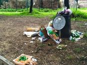 tragicomiche foto Colle Oppio. Potrebbe essere giardino bello mondo, discarica ributtante