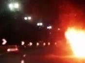 Video. Nella notte auto fiamme sulla tangenziale. Sparisce conducente
